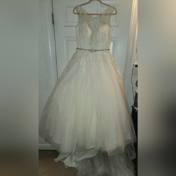 NWT! REBECCA INGRAM WEDDING DRESS ! (ONE PEARL IS MISSING ON THE SWAROVSKI BELT) - Picture 4 of 16